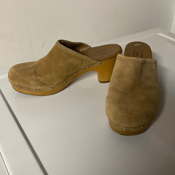 Tan clogs - Picture 1 of 1